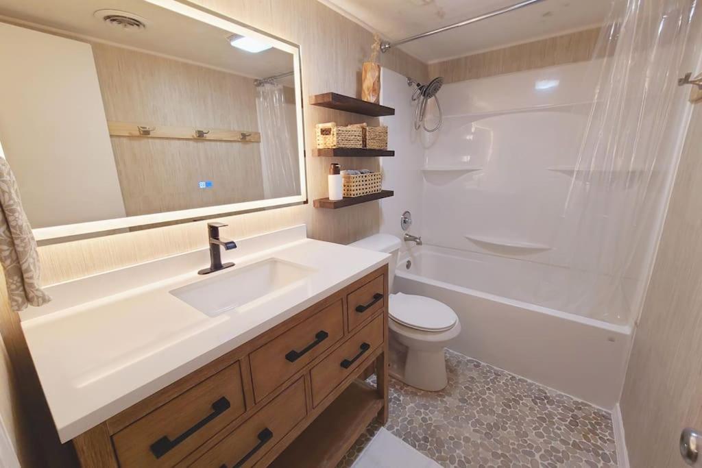 Centrally Located In Rogers And Bentonville! -Private Rooms Екстериор снимка